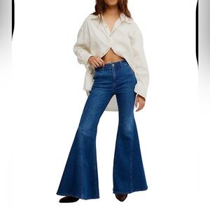 Free People We The Free Marque Mid-Rise Flare Jeans
size 30